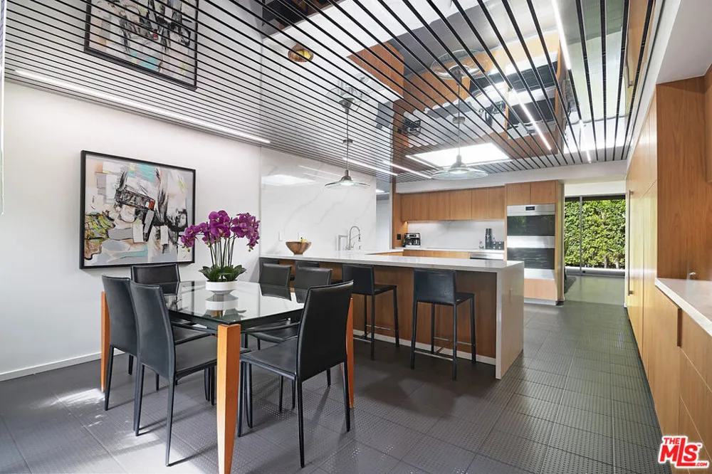 5000 Queen Victoria Road Woodland Hills, CA 91364