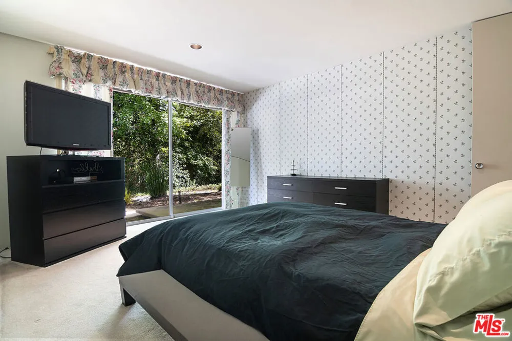 5000 Queen Victoria Road Woodland Hills, CA 91364