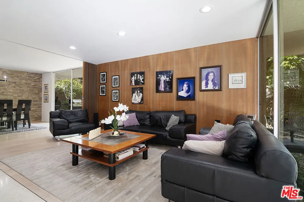 5000 Queen Victoria Road Woodland Hills, CA 91364