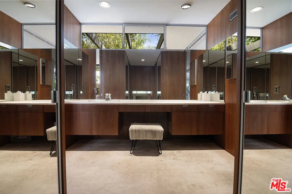 5000 Queen Victoria Road Woodland Hills, CA 91364