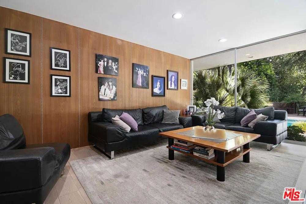 5000 Queen Victoria Road Woodland Hills, CA 91364