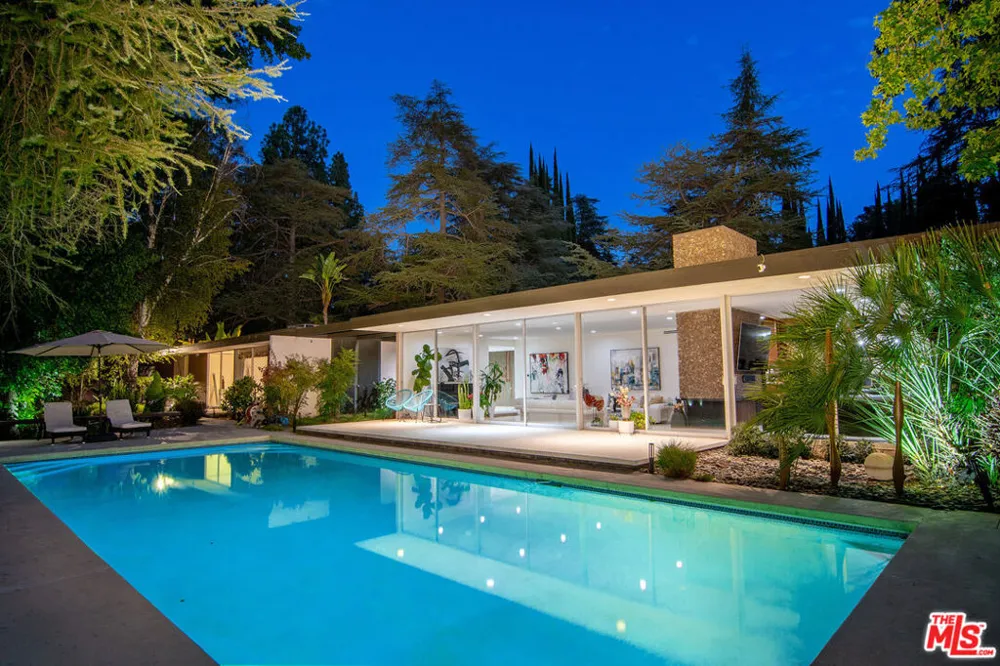 5000 Queen Victoria Road Woodland Hills, CA 91364