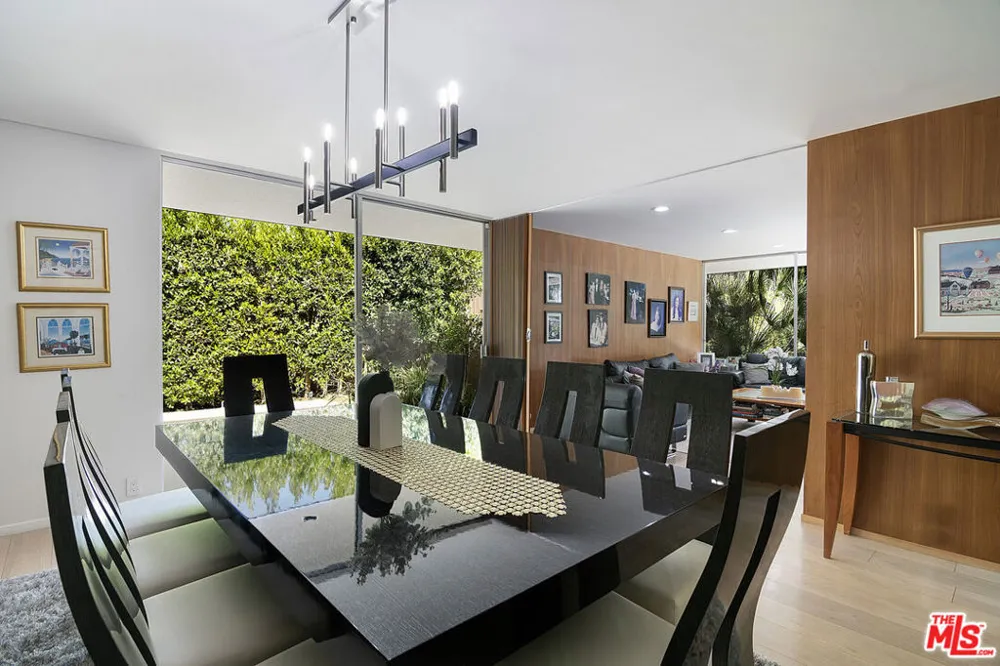 5000 Queen Victoria Road Woodland Hills, CA 91364