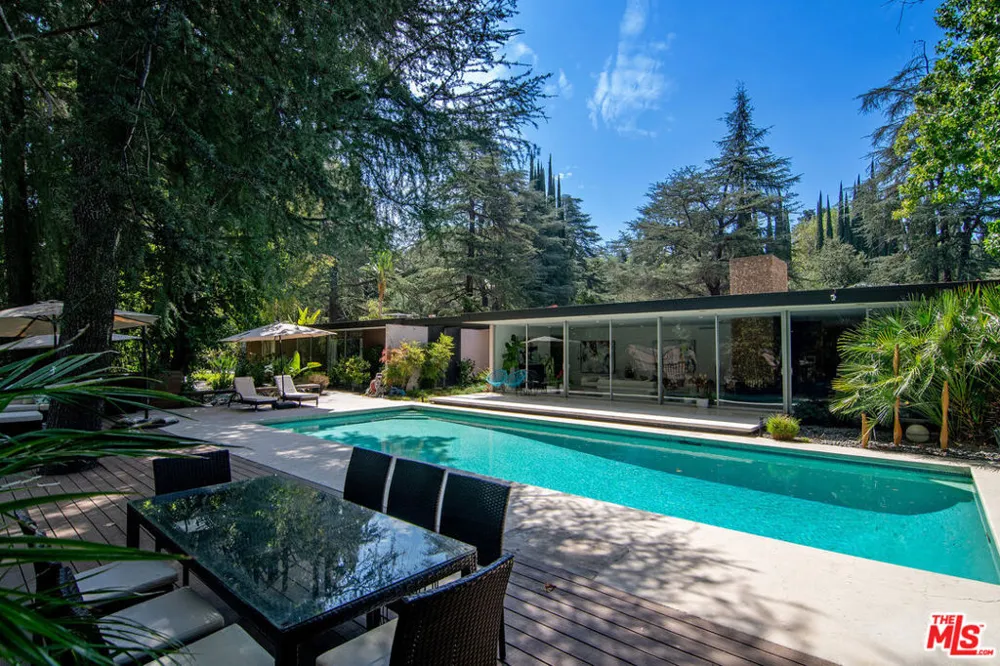 5000 Queen Victoria Road Woodland Hills, CA 91364