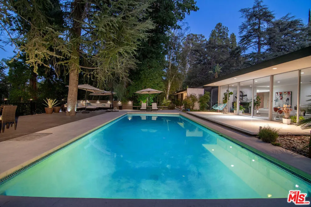 5000 Queen Victoria Road Woodland Hills, CA 91364