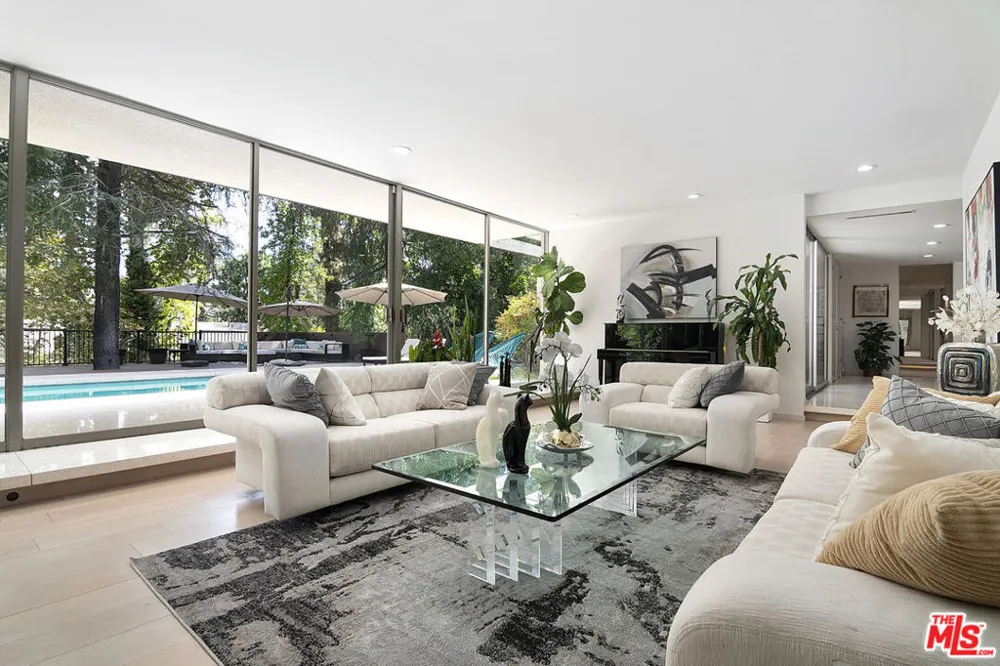 5000 Queen Victoria Road Woodland Hills, CA 91364