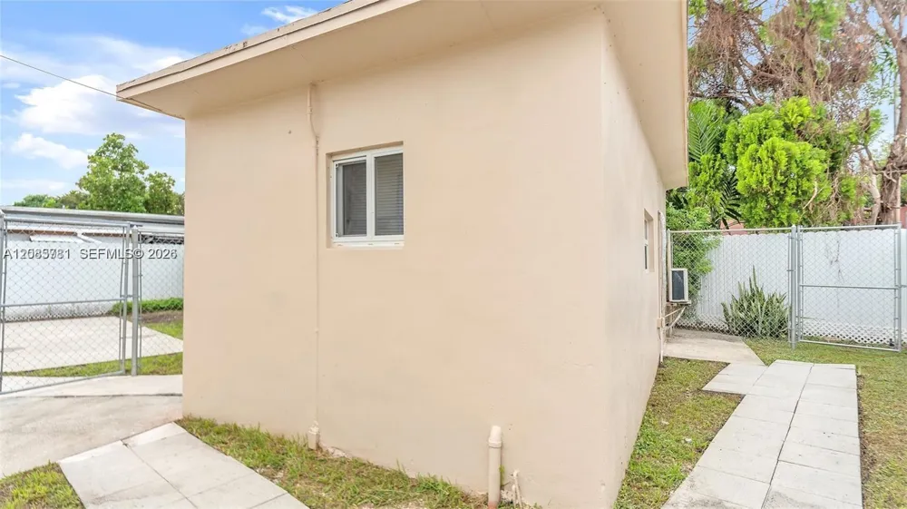 3375 SW 1st St Miami, FL 33135