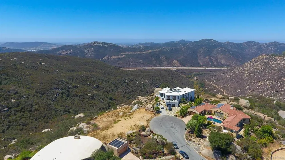 10011 Tall Oak Dr Escondido, CA 92026