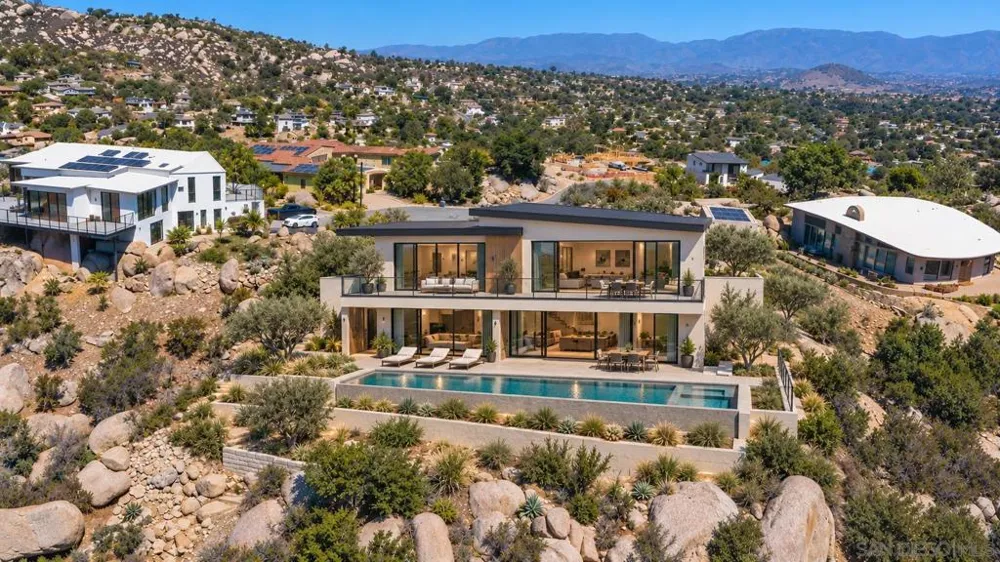 10011 Tall Oak Dr Escondido, CA 92026