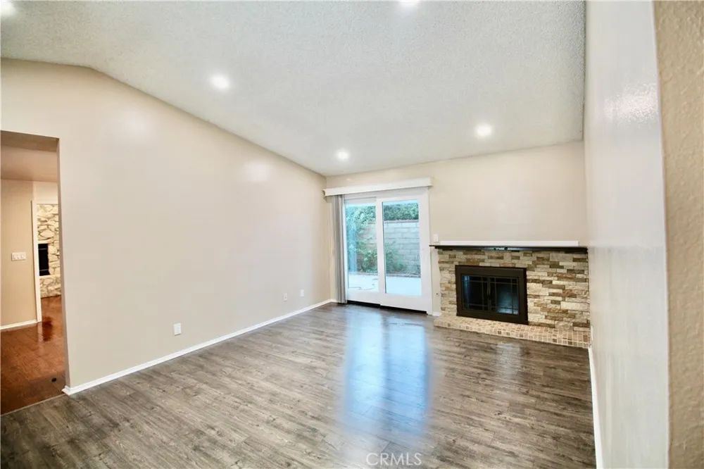 23603 bajada Drive Valencia, CA 91355