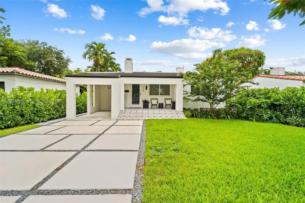 829 Granada Groves Ct Coral Gables, FL 33134