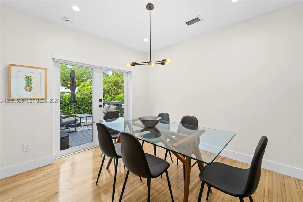 829 Granada Groves Ct Coral Gables, FL 33134