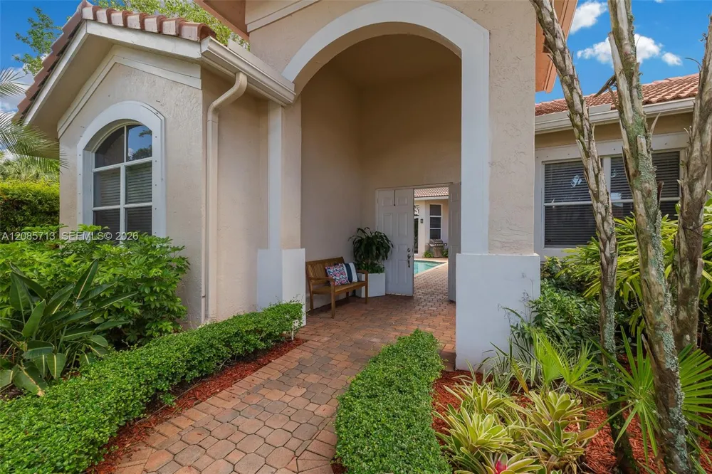 1604 Victoria Pointe Ln Weston, FL 33327