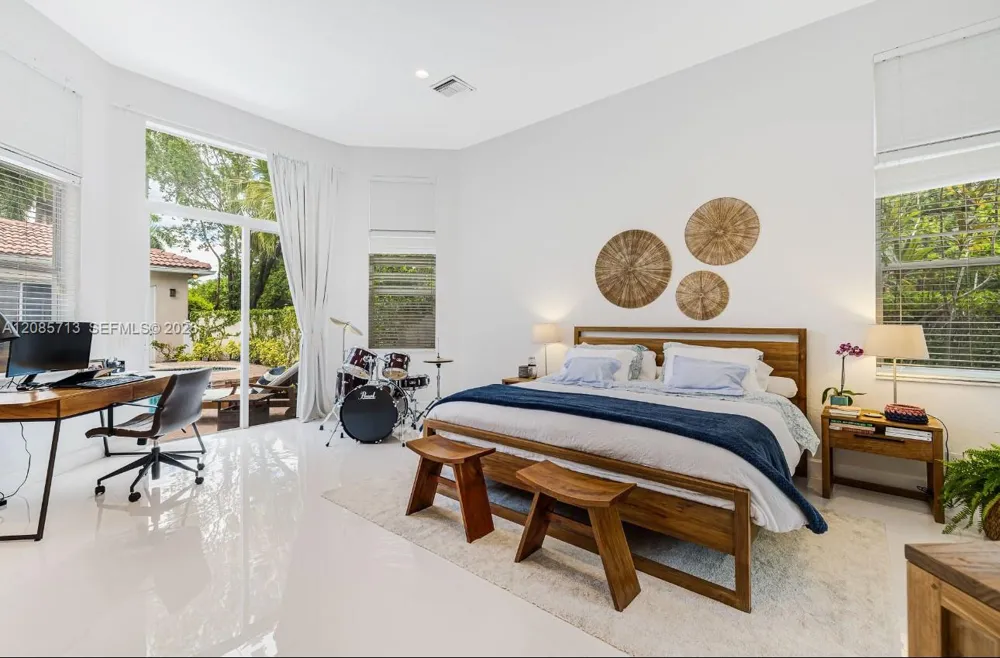 1604 Victoria Pointe Ln Weston, FL 33327