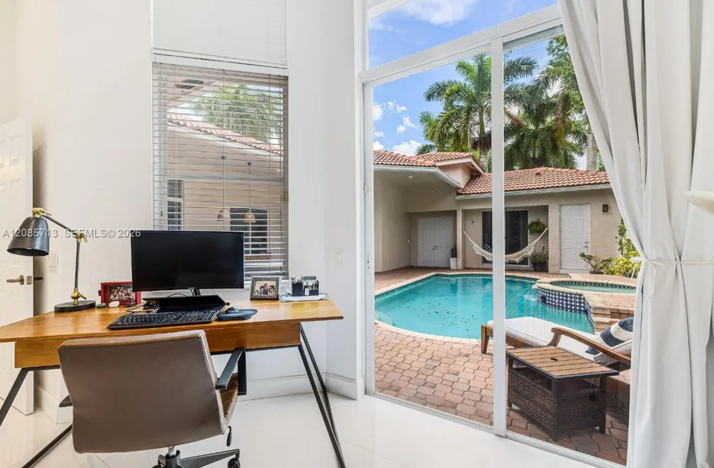 1604 Victoria Pointe Ln Weston, FL 33327