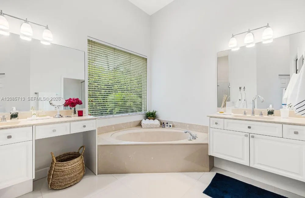 1604 Victoria Pointe Ln Weston, FL 33327