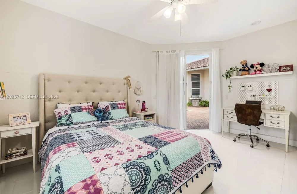 1604 Victoria Pointe Ln Weston, FL 33327