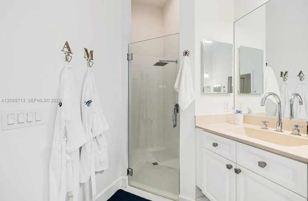 1604 Victoria Pointe Ln Weston, FL 33327