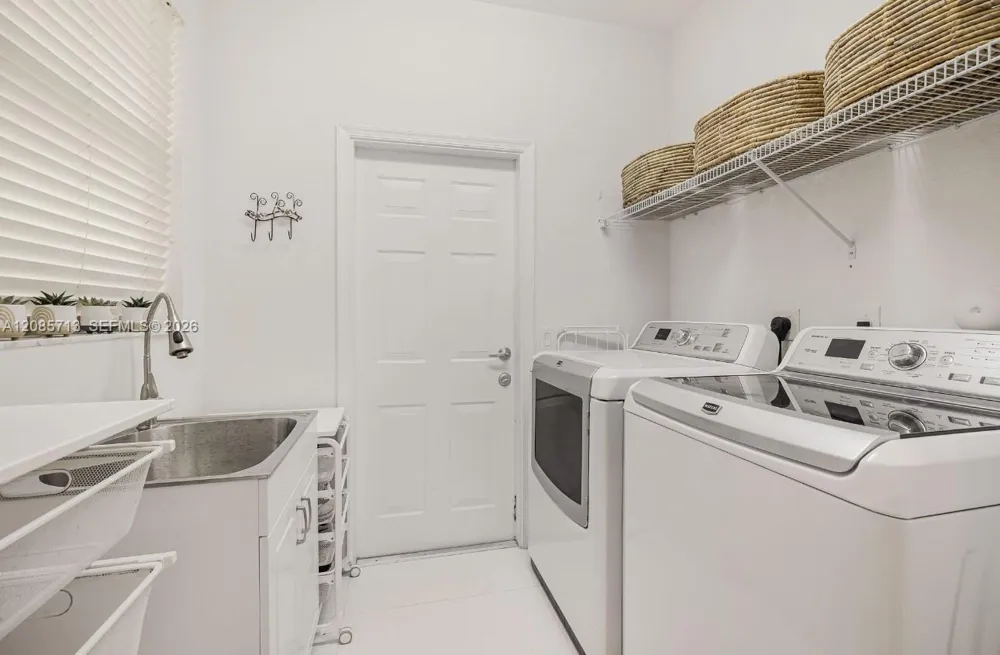 1604 Victoria Pointe Ln Weston, FL 33327