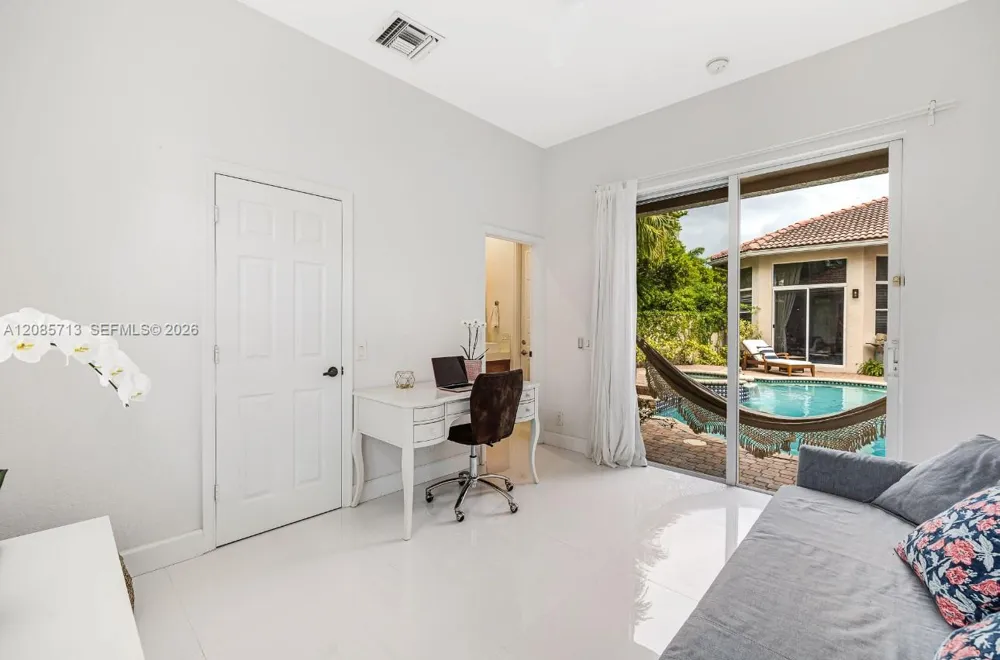 1604 Victoria Pointe Ln Weston, FL 33327