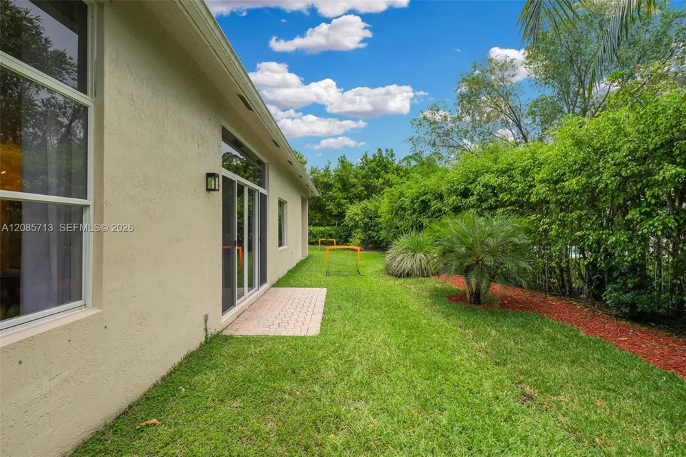 1604 Victoria Pointe Ln Weston, FL 33327