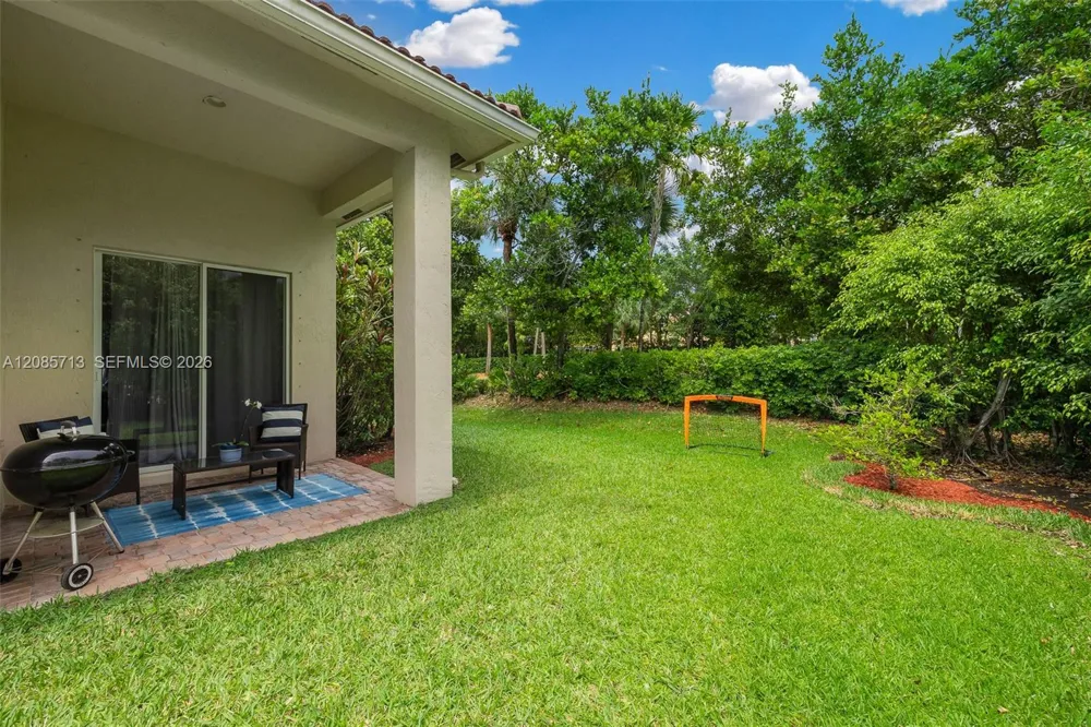 1604 Victoria Pointe Ln Weston, FL 33327
