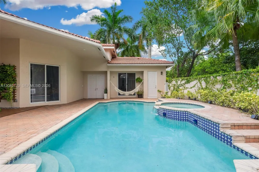 1604 Victoria Pointe Ln Weston, FL 33327