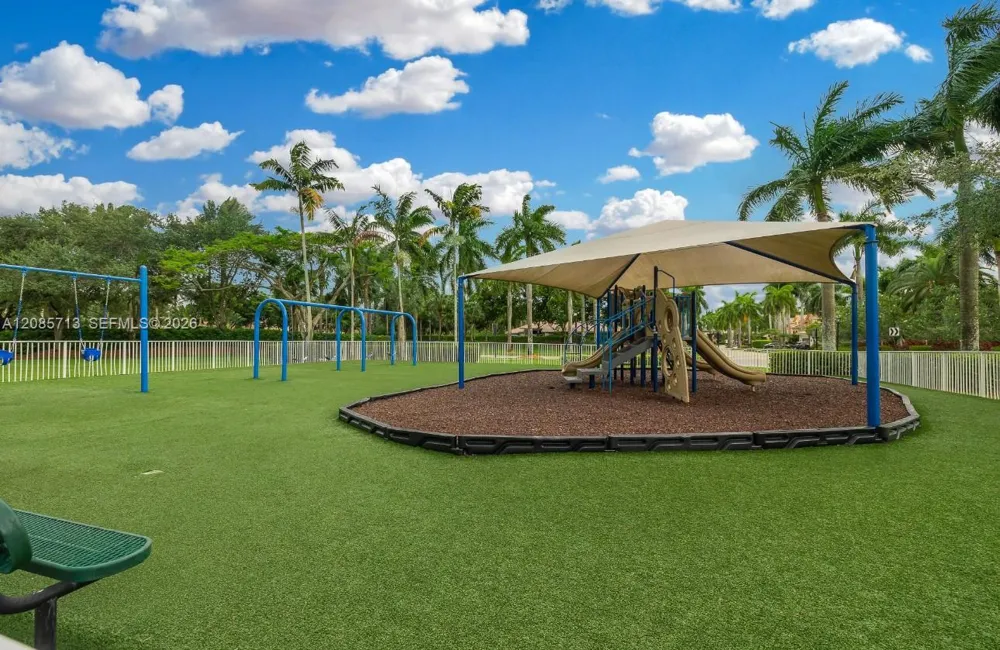 1604 Victoria Pointe Ln Weston, FL 33327