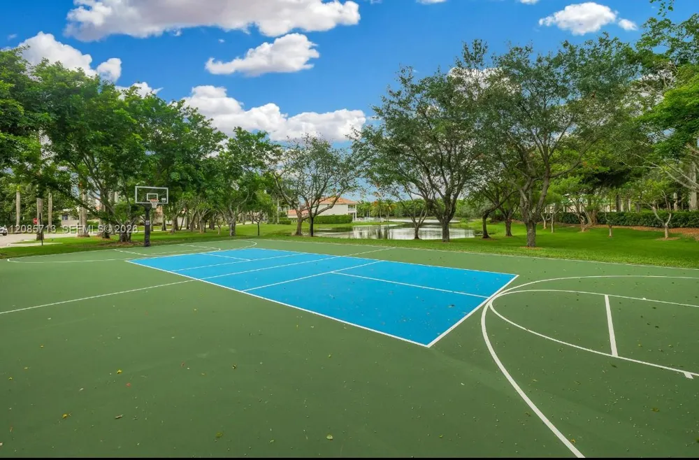 1604 Victoria Pointe Ln Weston, FL 33327