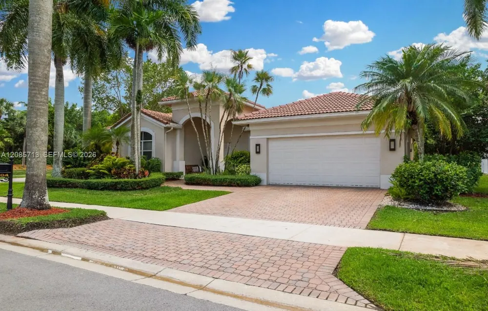 1604 Victoria Pointe Ln Weston, FL 33327