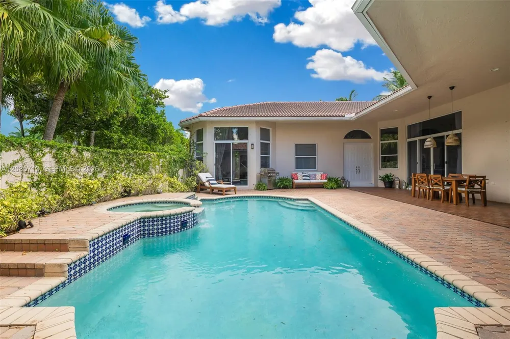 1604 Victoria Pointe Ln Weston, FL 33327