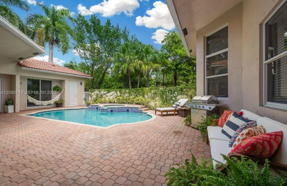 1604 Victoria Pointe Ln Weston, FL 33327