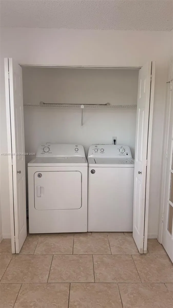 3350 NW Pinewalk Dr N #1427 Margate, FL 33063
