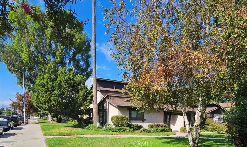 7552 Corbin Avenue #4 Reseda, CA 91335