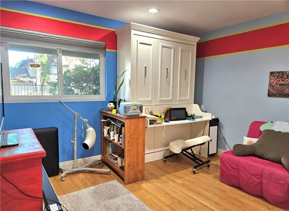 7552 Corbin Avenue #4 Reseda, CA 91335