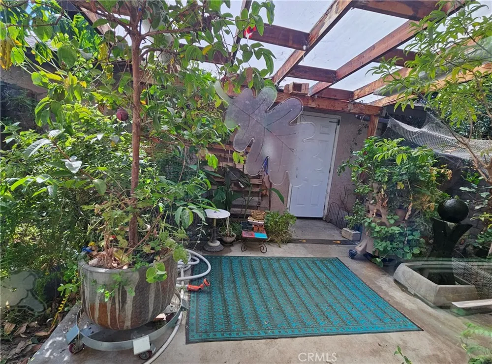 7552 Corbin Avenue #4 Reseda, CA 91335