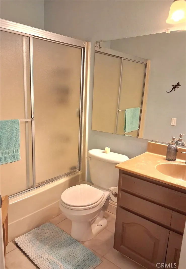 7552 Corbin Avenue #4 Reseda, CA 91335