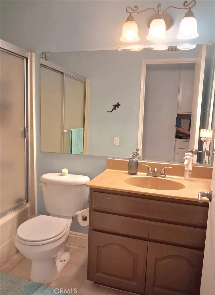 7552 Corbin Avenue #4 Reseda, CA 91335