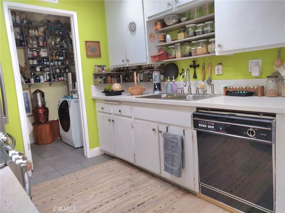 7552 Corbin Avenue #4 Reseda, CA 91335