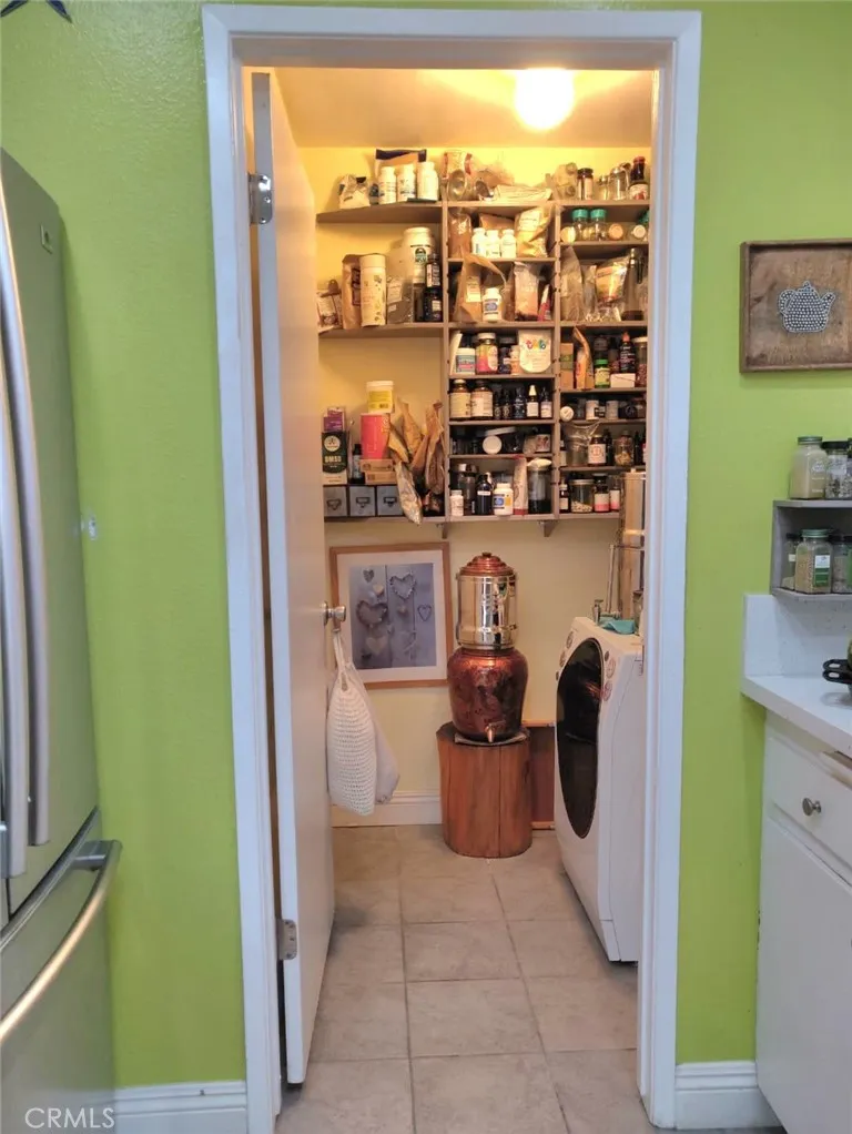 7552 Corbin Avenue #4 Reseda, CA 91335