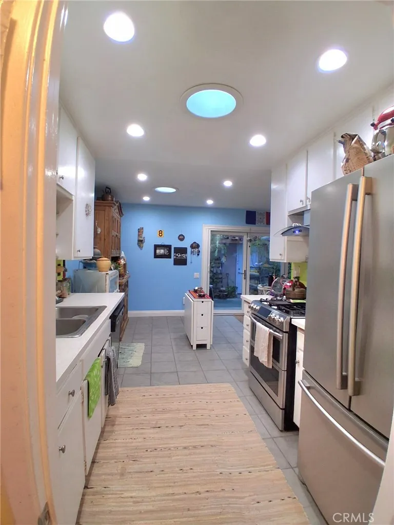 7552 Corbin Avenue #4 Reseda, CA 91335