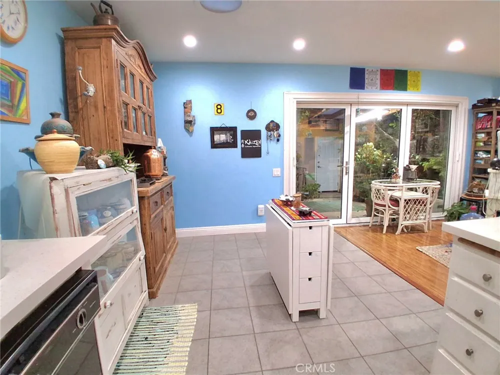 7552 Corbin Avenue #4 Reseda, CA 91335