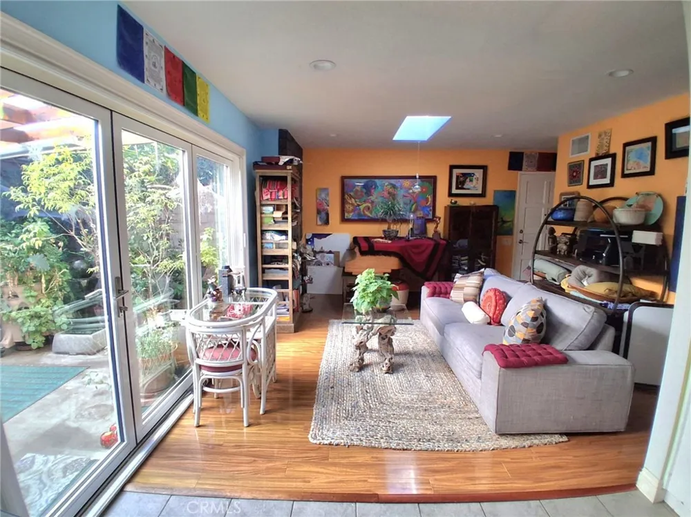 7552 Corbin Avenue #4 Reseda, CA 91335