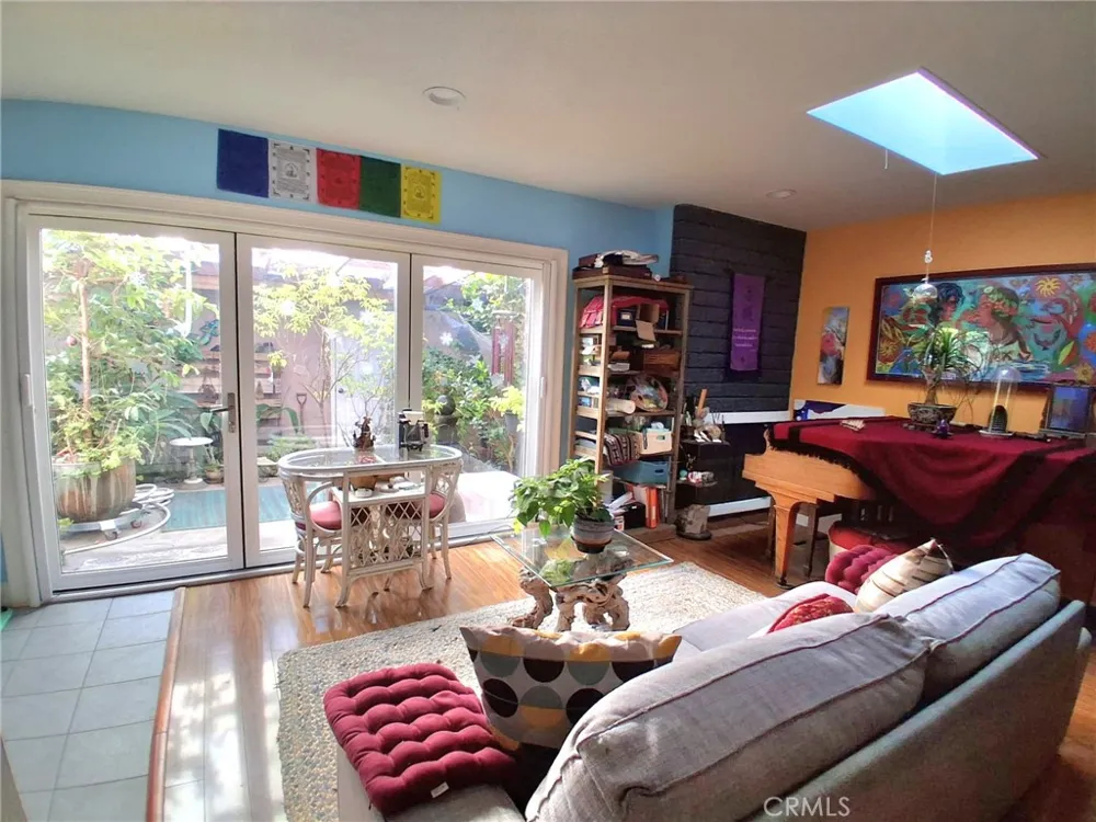 7552 Corbin Avenue #4 Reseda, CA 91335