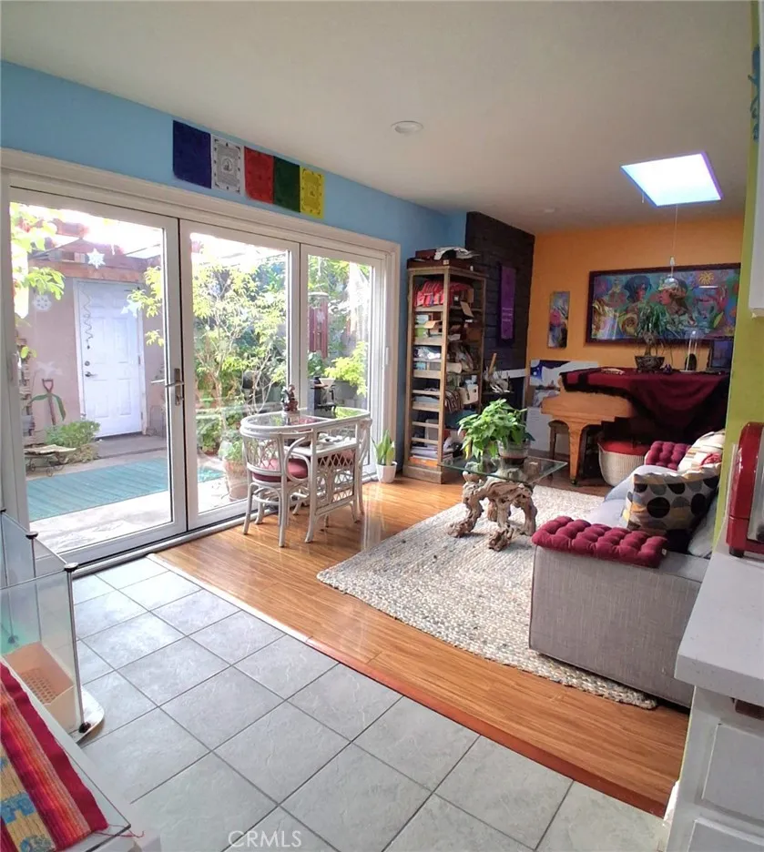 7552 Corbin Avenue #4 Reseda, CA 91335
