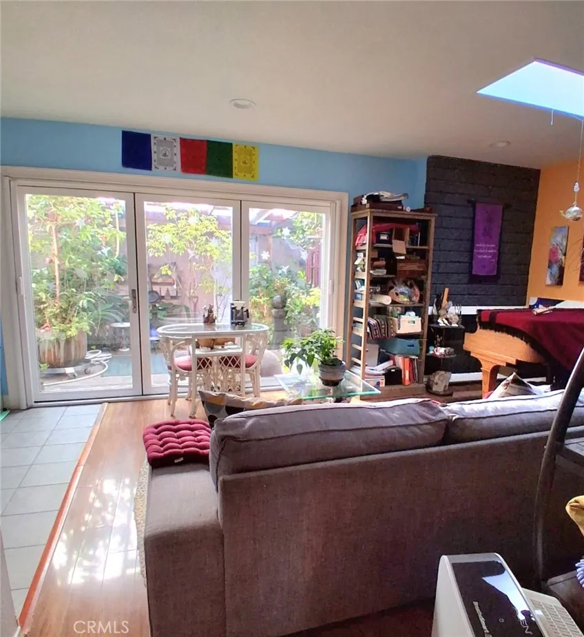 7552 Corbin Avenue #4 Reseda, CA 91335