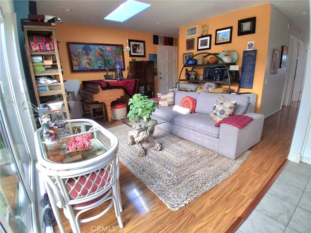 7552 Corbin Avenue #4 Reseda, CA 91335