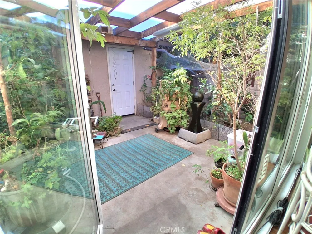 7552 Corbin Avenue #4 Reseda, CA 91335