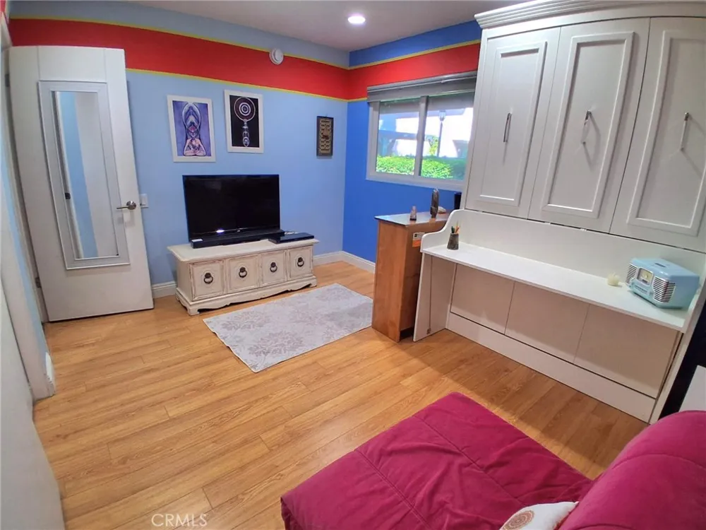7552 Corbin Avenue #4 Reseda, CA 91335