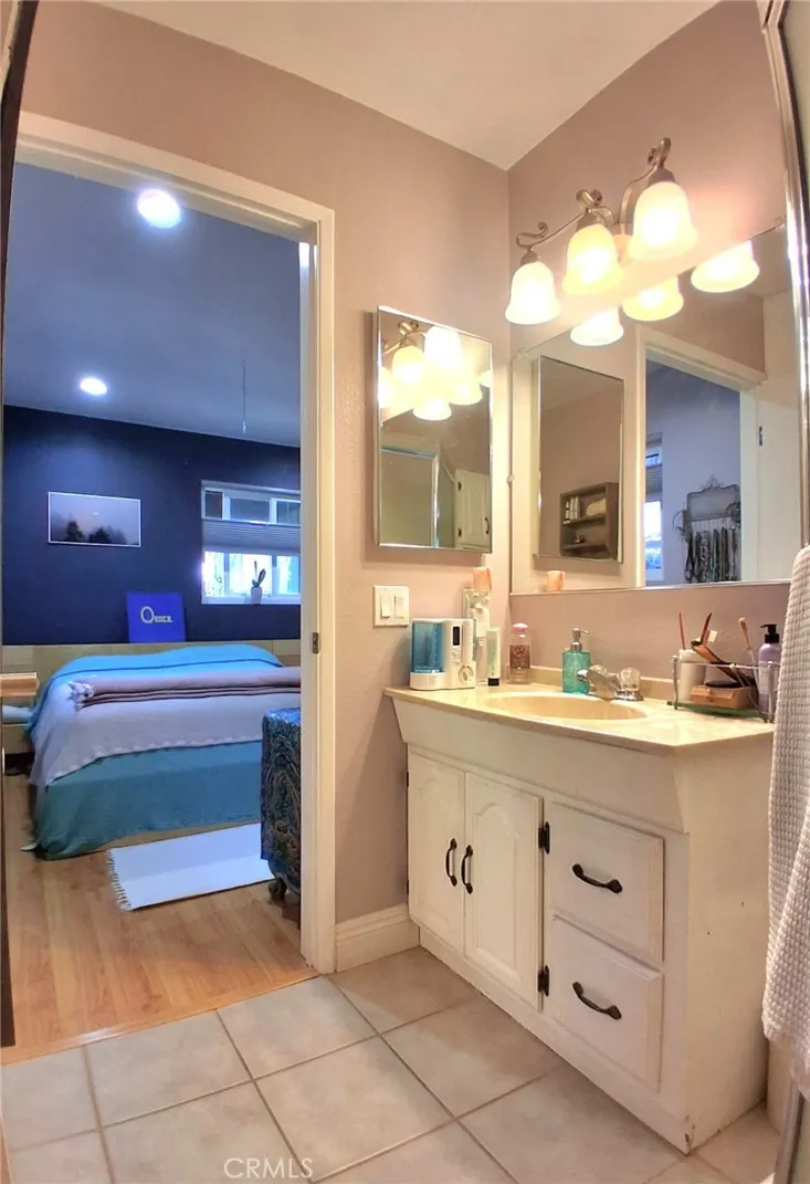 7552 Corbin Avenue #4 Reseda, CA 91335